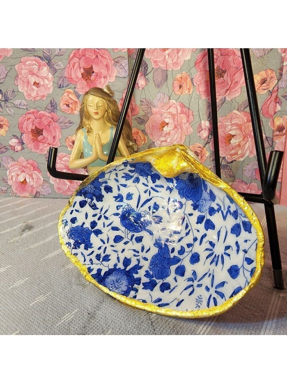 DECOUPAGE CLAM SHELL DECOUPAGE BLUE FLOWERS 💐 ON A CLAM SHELL TRINKET DISH - Picture 3 of 10